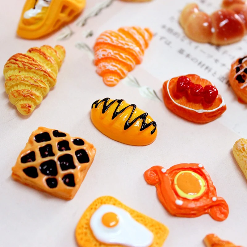 3 Adet / grup Sahte Gıda DIY Minyatür Yapay Kek Kruvasan Ananas Topuz Bisküvi Dekoratif El Sanatları Oyun Bebek Evi Oyuncak Görüntü 2