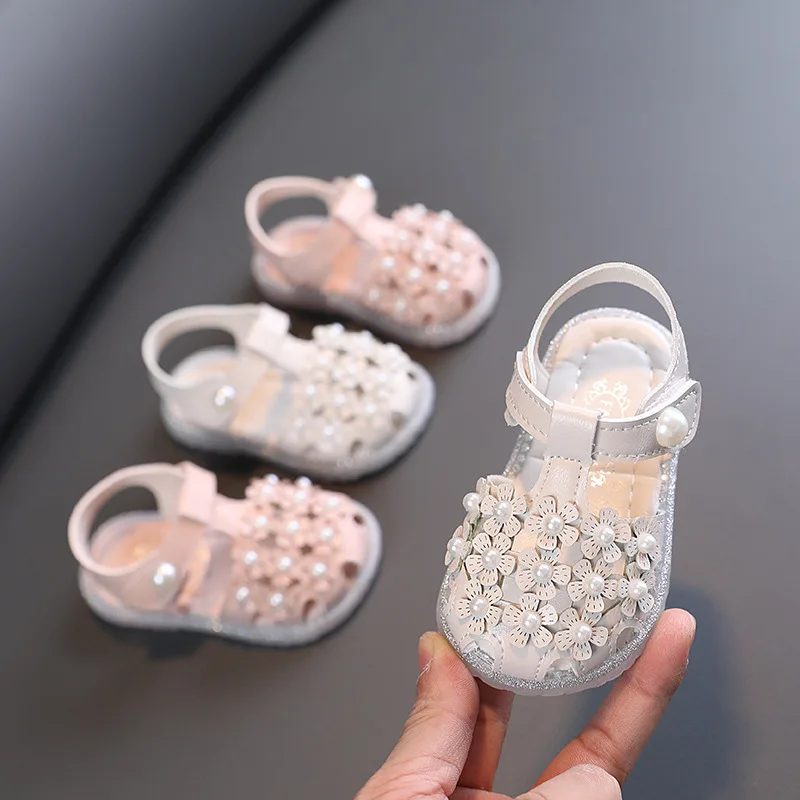 Bebek Kız Ayakkabı Üzerinde Çiçek Tasarımı İle Yakın Ayak Yumuşak Taban İlk Yürüteç Sandalet 0-3 Yaşında Küçük Prenses Görüntü 1
