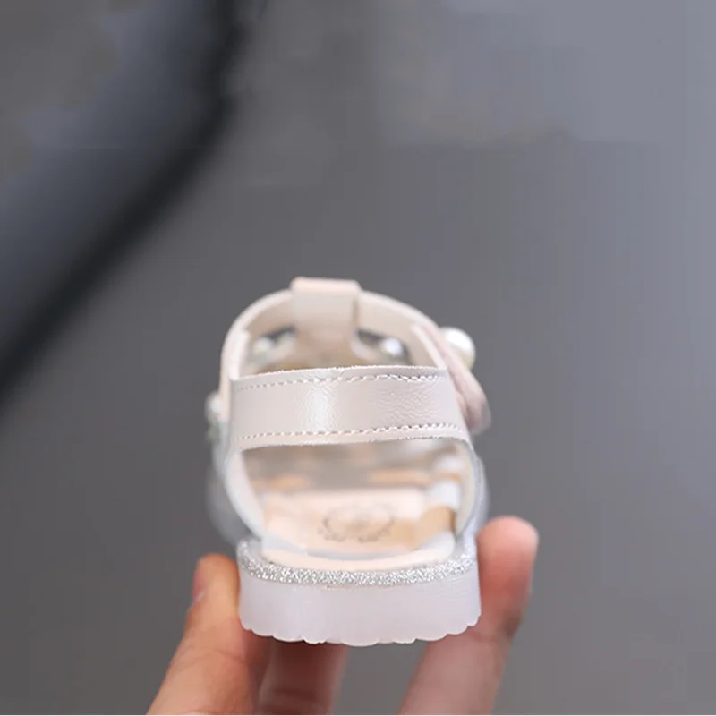 Bebek Kız Ayakkabı Üzerinde Çiçek Tasarımı İle Yakın Ayak Yumuşak Taban İlk Yürüteç Sandalet 0-3 Yaşında Küçük Prenses Görüntü 2