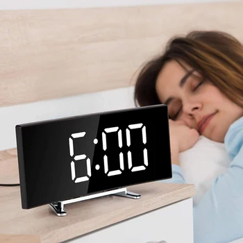 Dijital alarmlı saat Saat Kavisli kısılabilir Led ekran Elektronik Dijital Masaüstü Saat Çocuklar İçin Yatak Odası LED Büyük Sayı Masa Saati