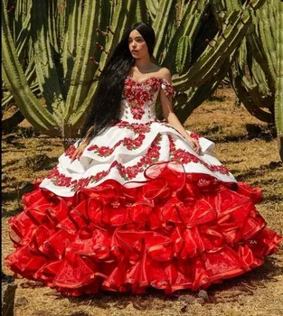 Ruffled Çiçek Charro Quinceanera Elbiseler 2020 Kapalı Omuz Kabarık Etek Dantel Nakış Prenses Tatlı 16 Kızlar Masquerade Balo
